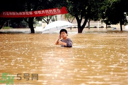 在雨水中走路容易得什么病？在雨水中走路有什么危害？