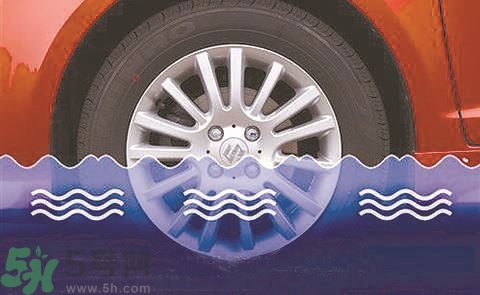 路面雨水多深車輛不宜通行？車輛在雨水中行駛要注意什么？