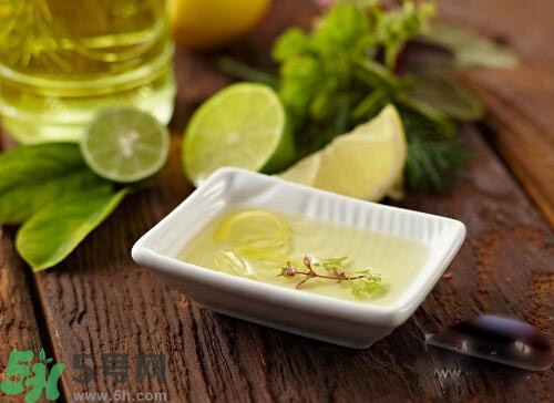 燙頭發(fā)后頭發(fā)干枯怎么辦？解決燙發(fā)后頭發(fā)干枯問題