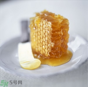 蜂蜜放久了有酒味是怎么回事？蜂蜜有酒味還能喝嗎？