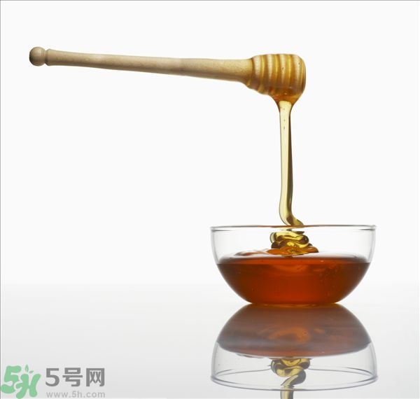 蜂蜜放久了有酒味是怎么回事？蜂蜜有酒味還能喝嗎？
