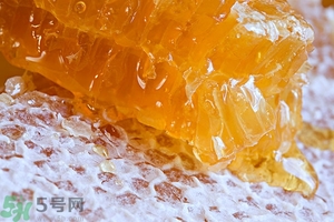 蜂蜜放久了有酒味是怎么回事？蜂蜜有酒味還能喝嗎？