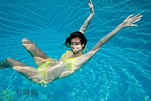 浮潛要穿泳衣嗎？浮潛要穿什么衣服？