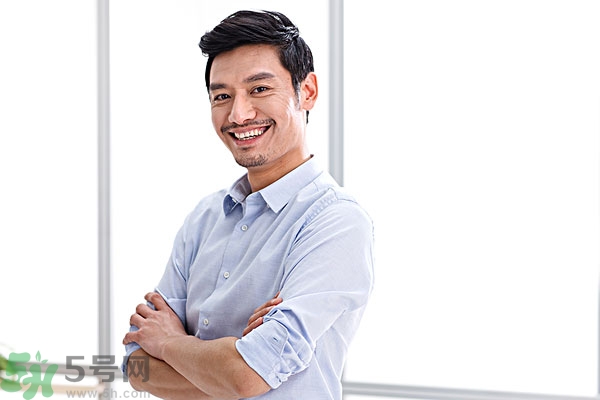 包皮有白色污垢是怎么回事？包皮里面有白色東西是什么很臭