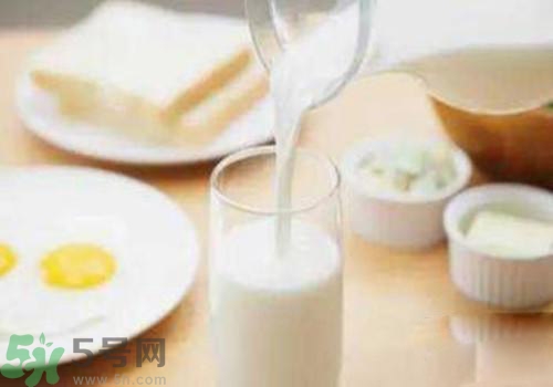 便秘可以喝羊奶嗎？喝羊奶可以改善便秘嗎？