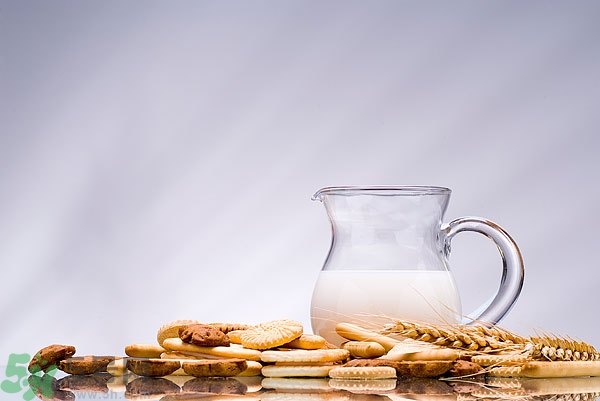 一天喝多少牛奶最好？牛奶一天喝多少合適？