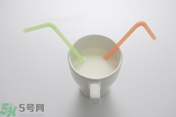 羊奶和牛奶哪個(gè)營養(yǎng)高?牛奶與羊奶哪個(gè)營養(yǎng)更好？