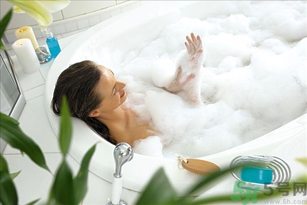 洗澡耳朵進(jìn)水了出不來怎么辦？洗澡時(shí)耳機(jī)進(jìn)水了怎么辦？