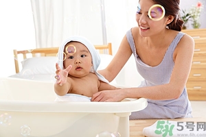 洗澡耳朵進(jìn)水了出不來怎么辦？洗澡時(shí)耳機(jī)進(jìn)水了怎么辦？