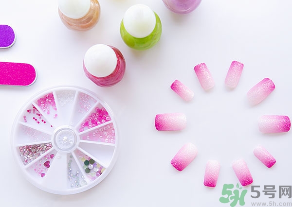 指甲油會(huì)過(guò)期嗎？指甲油過(guò)期是什么樣的？