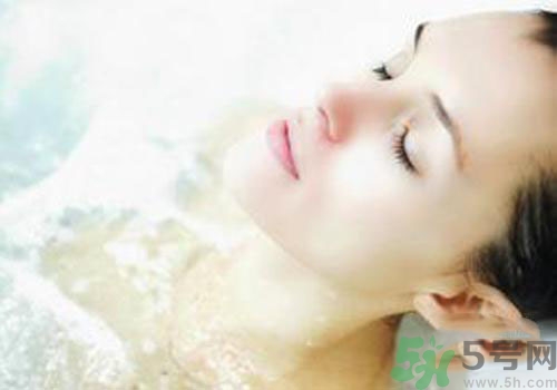 夏天洗澡水溫多少合適？夏天洗澡水溫多少比較好？