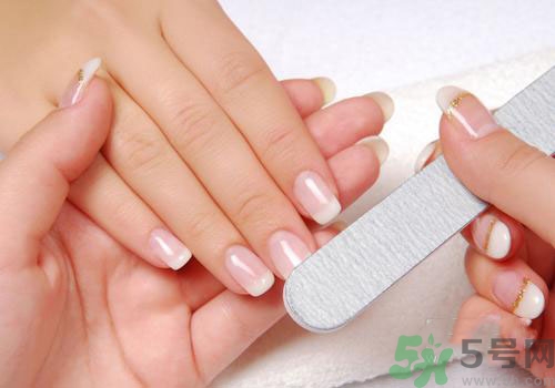 指甲發(fā)白是怎么回事？指甲發(fā)白代表什么？