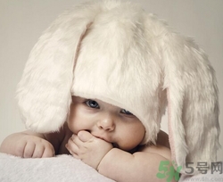 小孩指甲發(fā)白是怎么回事？小孩指甲發(fā)白怎么辦？