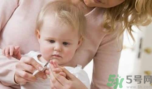 小孩指甲發(fā)白是怎么回事？小孩指甲發(fā)白怎么辦？