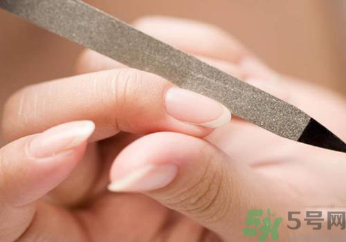 指甲發(fā)紫是什么原因？指甲發(fā)紫是怎么回事？