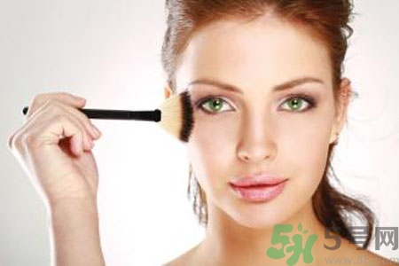 額頭上的痘痘一直好不了是什么原因？額頭上的痘痘一直好不了怎么辦？