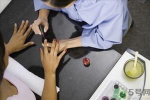 指甲油可剝的好還是不可剝的好？可剝指甲油和普通指甲油的區(qū)別