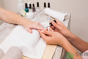 指甲油可剝的好還是不可剝的好？可剝指甲油和普通指甲油的區(qū)別