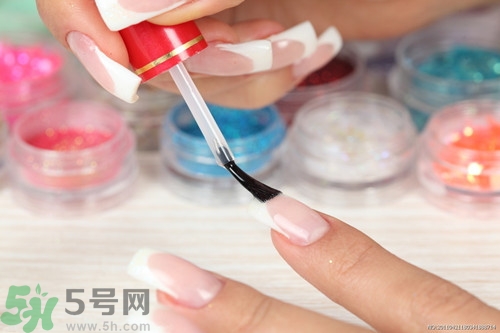 指甲油有熒光劑嗎?熒光劑的危害有哪些 指甲油有熒光劑嗎?熒光劑的危害有哪些