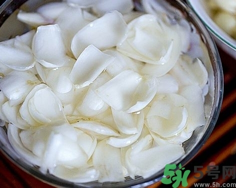 鮮百合吃多了會(huì)中毒嗎?鮮百合的吃法禁忌 鮮百合吃多了會(huì)中毒嗎?鮮百合的吃法禁忌