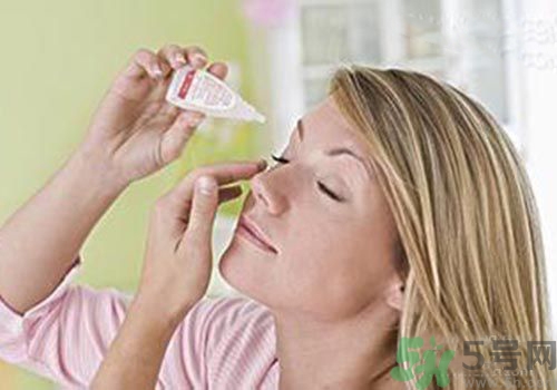 用眼藥水眼睛發(fā)紅是怎么回事？用完眼藥水眼睛有紅血絲怎么辦？