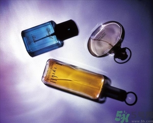 香水是噴在衣服上還是身體上？噴香水的正確位置