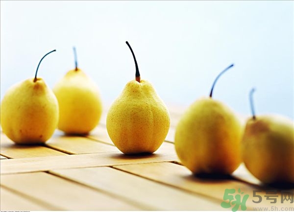 梨子碰傷后變色能吃嗎？梨子削皮后有變色的地方能吃嗎？