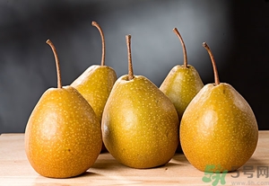 梨子碰傷后變色能吃嗎？梨子削皮后有變色的地方能吃嗎？