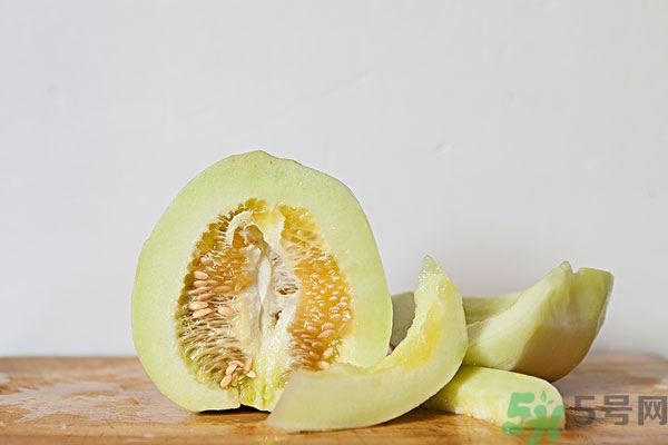 香瓜里面有紅點(diǎn)能吃嗎？香瓜瓤里面有紅點(diǎn)還能吃嗎？