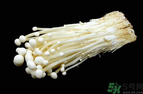 金針菇發(fā)霉了能吃嗎？金針菇長(zhǎng)白毛還能吃嗎？