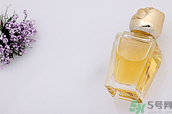 香水的前調(diào)中調(diào)后調(diào)是什么意思？香水前味中味后味啥意思？