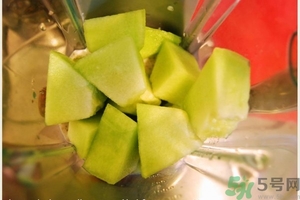 香瓜里面有紅點能吃嗎？香瓜瓤里面有紅點還能吃嗎？