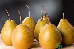 梨子碰傷后變色能吃嗎？梨子削皮后有變色的地方能吃嗎？