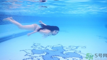 怎么快速學(xué)游泳？怎么游泳才不會往下沉？