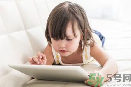 5歲男孩突然大叫頭疼 小孩玩平板電腦的危害有哪些？