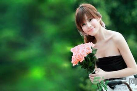 女人為什么一個胸大一個胸小？女人的兩個胸為什么不一般大？