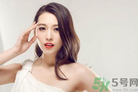 女人為什么一個胸大一個胸小？女人的兩個胸為什么不一般大？