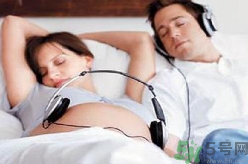 胎教應(yīng)該對(duì)寶寶說(shuō)什么？胎教的時(shí)候要注意什么？