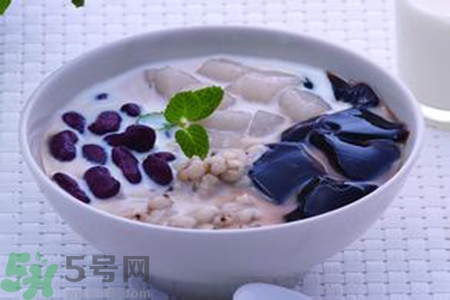 仙草是龜苓膏嗎？仙草和龜苓膏的區(qū)別？