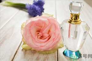 香水噴到嘴巴里怎么辦？香水噴到眼睛里怎么辦？