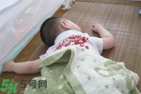 寶寶睡涼席好嗎嗎？寶寶睡涼席好不好？