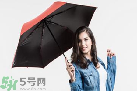 太陽(yáng)傘是黑膠好還是銀膠好？太陽(yáng)傘黑膠和銀膠哪個(gè)更防曬？