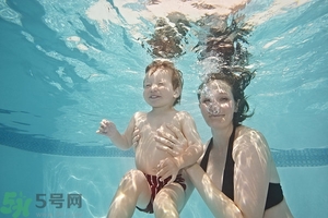 游完泳身上癢怎么回事？游泳完身上癢該怎么辦？