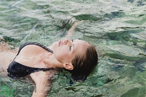 吃完晚飯可以立即游泳嗎？吃完飯游泳對身體好嗎？