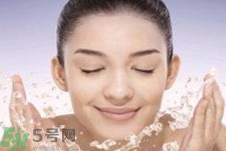 夏季臉上出油怎么回事？夏季臉上出油怎么辦？