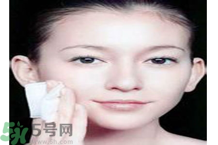 夏季臉上出油怎么回事？夏季臉上出油怎么辦？