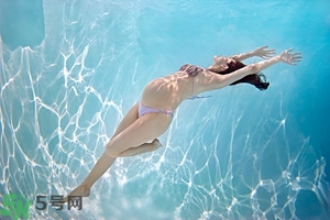 懷孕能浮潛嗎？備孕可以游泳嗎？有影響嗎？