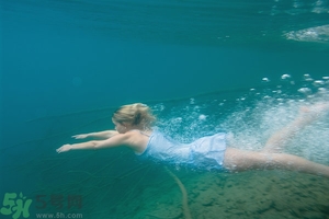 吃完晚飯可以立即游泳嗎？吃完飯游泳對身體好嗎？