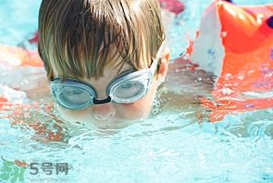 吃完晚飯可以立即游泳嗎？吃完飯游泳對(duì)身體好嗎？