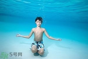 吃完晚飯可以立即游泳嗎？吃完飯游泳對身體好嗎？